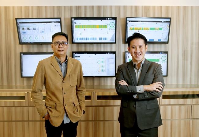 Mr David Lim (right) is the second-generation management at Decor Industries. Together with General Manager Mr Kelvin Lai, he is leading the company on its digital reform, hoping to propel Decor Industries onto the international stage. (Photo: zaobao.sg)