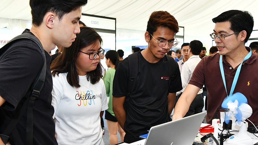 An industry expert uses a laptop to share more about the latest products and Industry 4.0 technologies with students