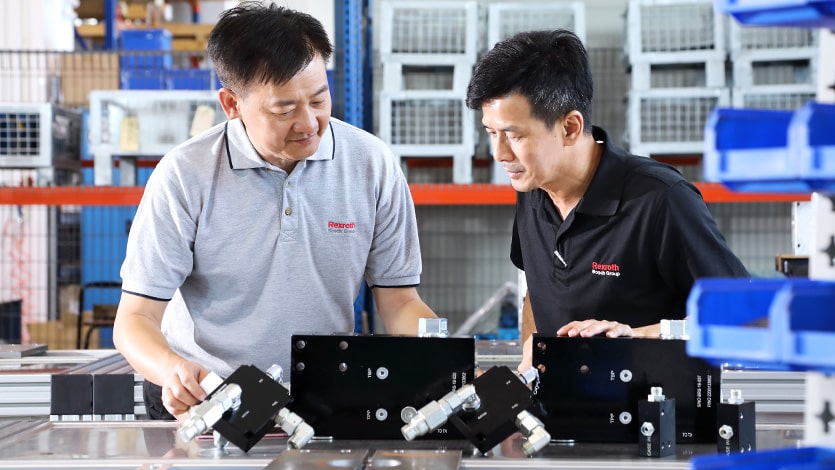 Two employees from Bosch Rexroth experiment with different parts at an R&D facility