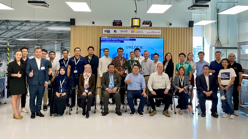 Bosch Rexroth trainers pose with participants of the 10-day Specialist AHK i4.0 programme