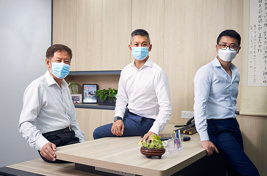 JM VisTec System’s Mr Eugene Goh (middle) and Dr Fang Zhong Ping (left) received assistance from Dr Cheng Fang (right) during the company’s transformation