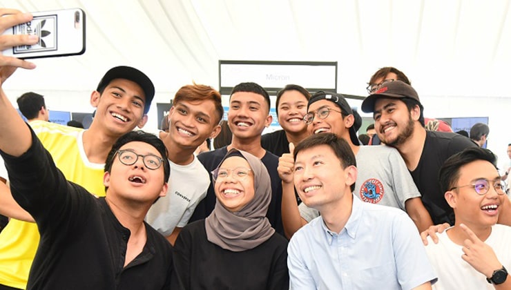 Students huddle for a wefie during Electronics Industry Day
