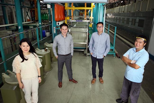 Decor Industries’ Chief Marketing Officer Mr David Lim (second from left) leads his team and company towards digitalisation. With him are Production Supervisor Mr Ang Chee Tat (far right), General Manager Mr Kelvin Lai (second from right), and Data Analyst Ms Qi Qi. (Photo: zaobao.sg)
