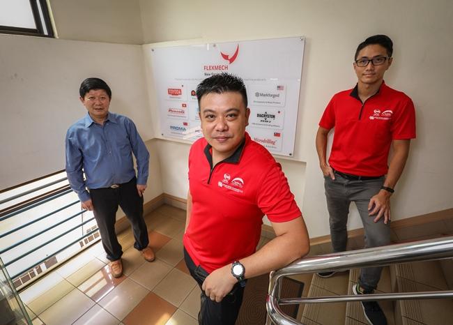 Flexmech’s second-generation leader Mr Tan Ru-Jin (centre) leads his team and company towards digitalisation. With him is experienced General Manager of Sales Mr Raymond Ang (left) and 3D Printing Sales and Application engineer  Mr Billy Teoh.